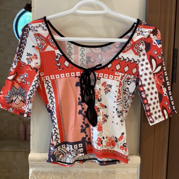 Ultra cute Guess mid sleeve top - Picture 5 of 5